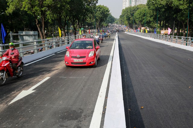 Cầu vượt vào sân bay Tân Sơn Nhất thông thoáng ngày khánh thành ảnh 10