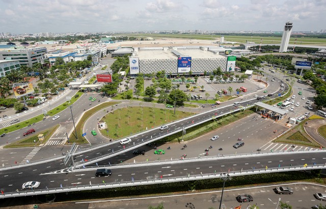 Cầu vượt vào sân bay Tân Sơn Nhất thông thoáng ngày khánh thành ảnh 1