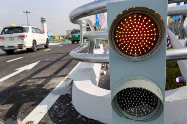 Cầu vượt vào sân bay Tân Sơn Nhất thông thoáng ngày khánh thành ảnh 7