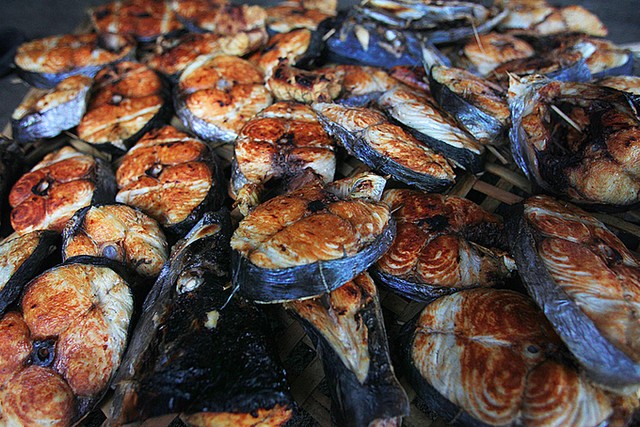 Vùng biển nướng cá thu phục vụ khách làm quà ảnh 6