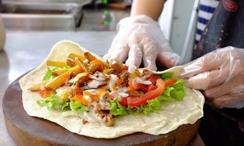 Bốn quán ăn đông khách do người nước ngoài bán ở Sài Gòn ảnh 2