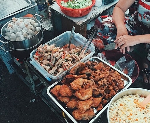 Những con hẻm ăn vặt luôn tấp nập ở Sài Gòn ảnh 3