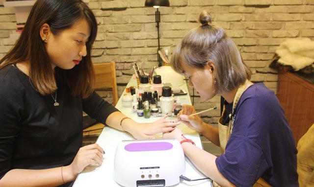 Nghề của những 'họa sỹ móng' ảnh 1