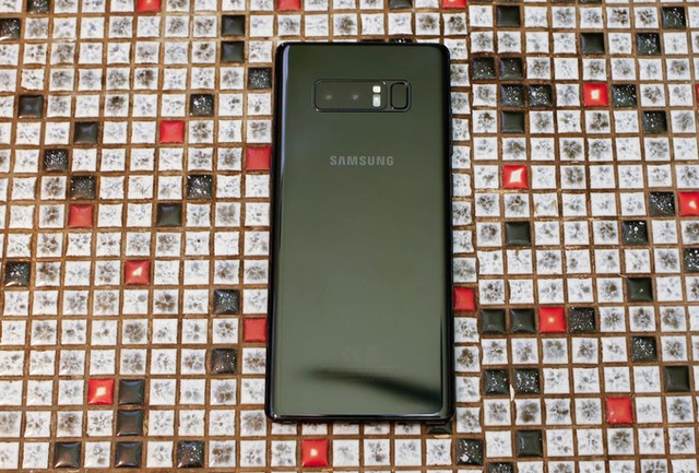 Mở hộp Galaxy Note 8 đầu tiên tại Việt Nam ảnh 3