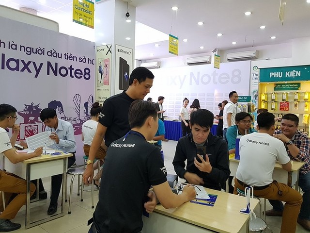 Người mua chờ từ 6h sáng để nhận Galaxy Note8 ảnh 1