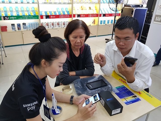 Người mua chờ từ 6h sáng để nhận Galaxy Note8 ảnh 2