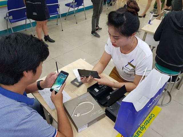 Người mua chờ từ 6h sáng để nhận Galaxy Note8 ảnh 3