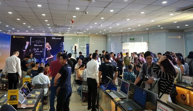 Người mua chờ từ 6h sáng để nhận Galaxy Note8 ảnh 4