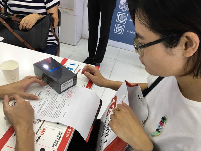 Người mua chờ từ 6h sáng để nhận Galaxy Note8 ảnh 9