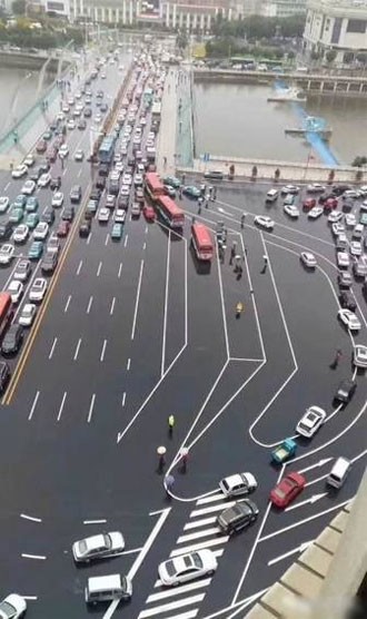 Ngã tư 10 làn đường như mê cung đánh đố tài xế ở Trung Quốc ảnh 1