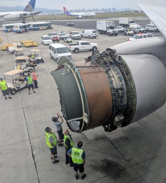 Động cơ vỡ giữa trời, máy bay United Airlines hạ cánh khẩn ảnh 1