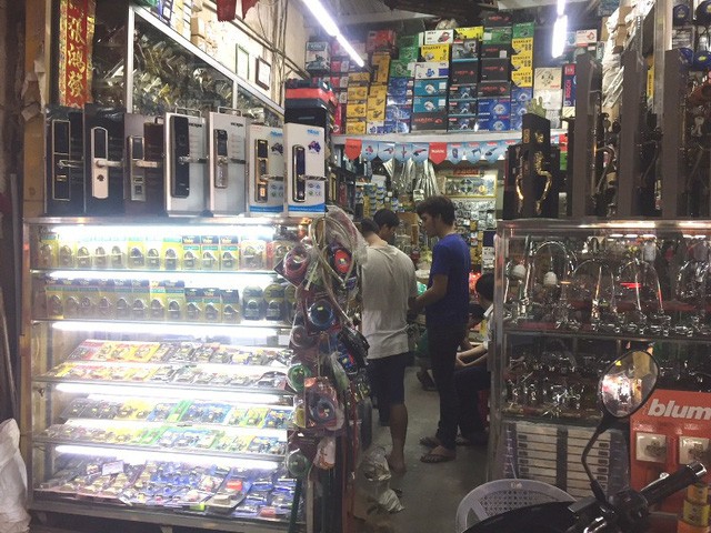 Người dân “đổ xô” đi mua khóa trước Tết, giới bán hàng “hốt bạc” ảnh 1