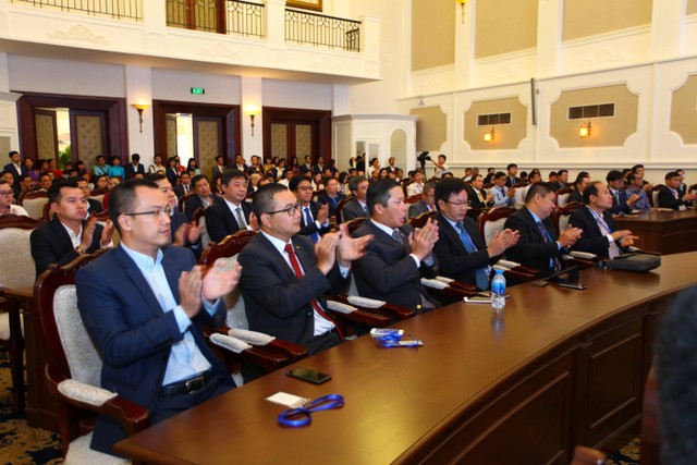 Chùm ảnh lễ đánh cồng đầu Xuân Mậu Tuất 2018 tại sàn HOSE ảnh 6 Chùm ảnh lễ đánh cồng đầu Xuân Mậu Tuất 2018 tại sàn HOSE ảnh 6