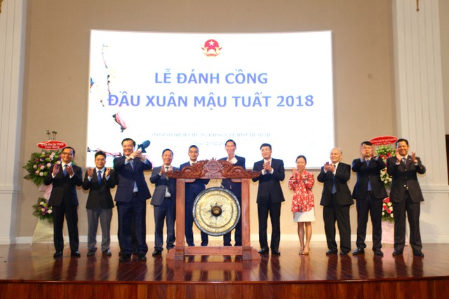 Chùm ảnh lễ đánh cồng đầu Xuân Mậu Tuất 2018 tại sàn HOSE ảnh 1 Chùm ảnh lễ đánh cồng đầu Xuân Mậu Tuất 2018 tại sàn HOSE ảnh 1