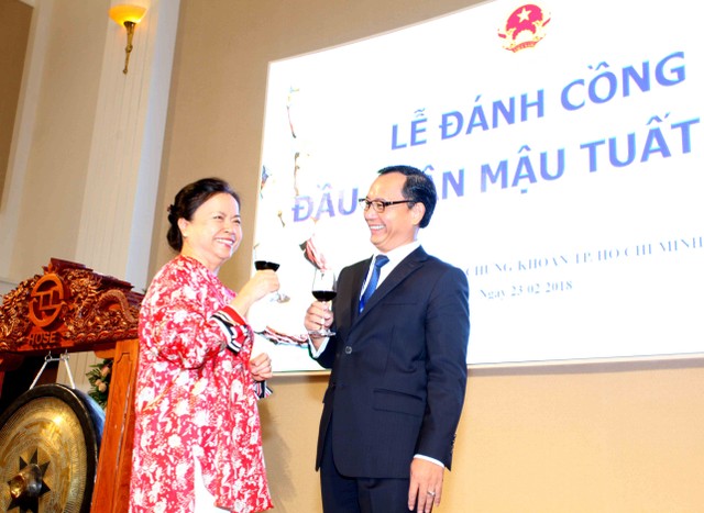 Chùm ảnh lễ đánh cồng đầu Xuân Mậu Tuất 2018 tại sàn HOSE ảnh 5 Chùm ảnh lễ đánh cồng đầu Xuân Mậu Tuất 2018 tại sàn HOSE ảnh 5