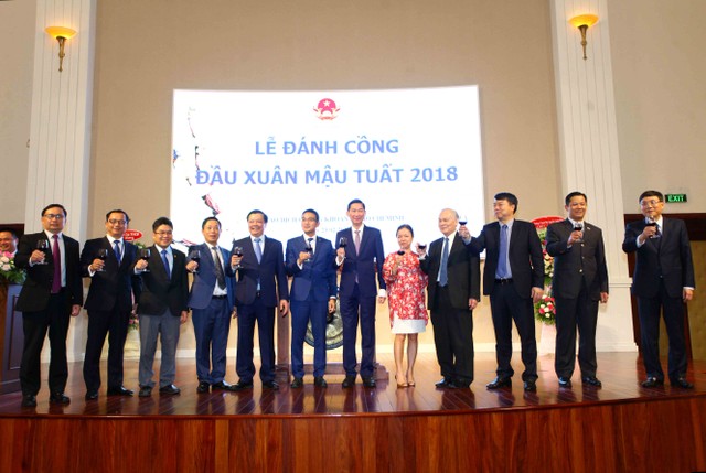 Chùm ảnh lễ đánh cồng đầu Xuân Mậu Tuất 2018 tại sàn HOSE ảnh 9 Chùm ảnh lễ đánh cồng đầu Xuân Mậu Tuất 2018 tại sàn HOSE ảnh 9