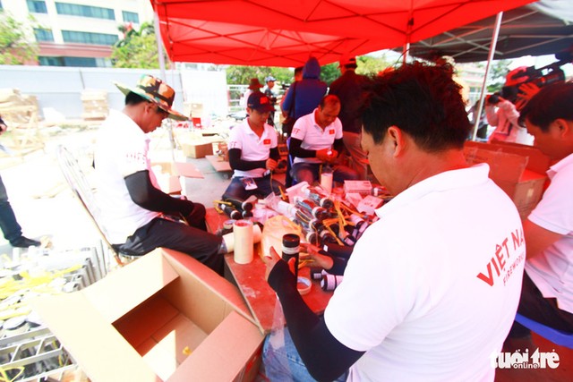 Cận cảnh 'trận địa pháo hoa' trước giờ khai hỏa ảnh 3