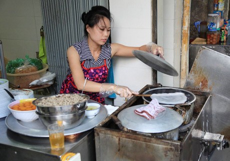 Hàng bánh cuốn Hà Nội hút khách nhờ nước chấm không nơi nào có ảnh 1