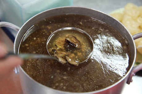 Hàng bánh cuốn Hà Nội hút khách nhờ nước chấm không nơi nào có ảnh 2