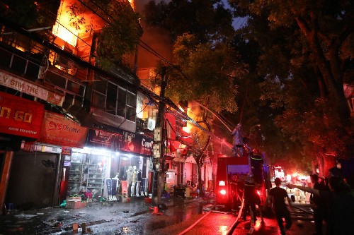 Cháy lớn gần bệnh viện Nhi Hà Nội, nhiều cửa hàng bị thiêu rụi ảnh 2