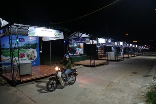 Chợ đêm tiền tỷ ở Lý Sơn vắng cả người bán lẫn khách mua ảnh 1