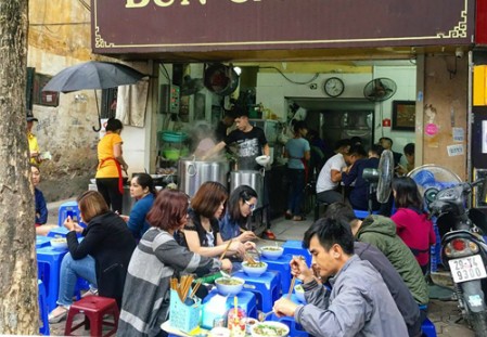 Bát bún cá đầy ắp 'ăn xong vẫn thèm' ở Hà Nội ảnh 1