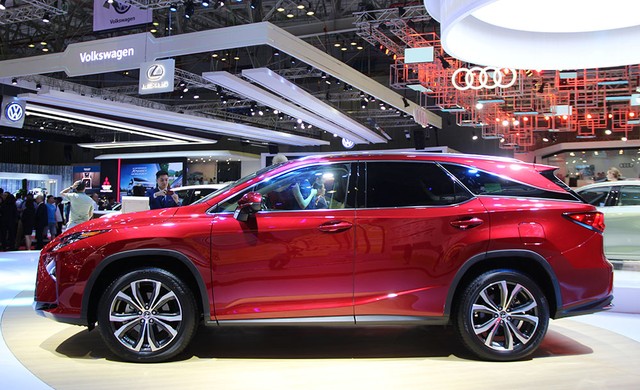 Lexus RX bản 7 chỗ giá 4,1 tỷ lần đầu ra mắt khách Việt ảnh 2