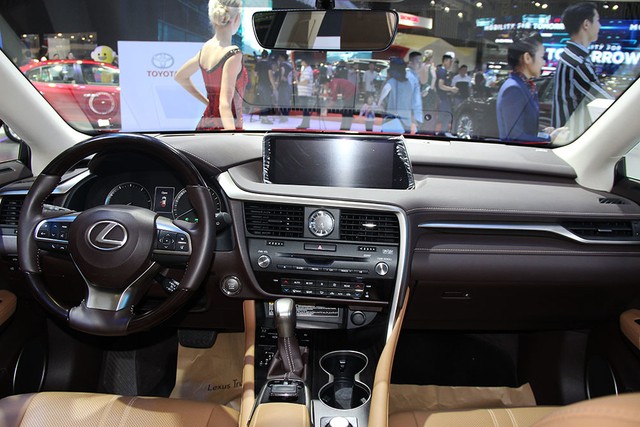 Lexus RX bản 7 chỗ giá 4,1 tỷ lần đầu ra mắt khách Việt ảnh 5