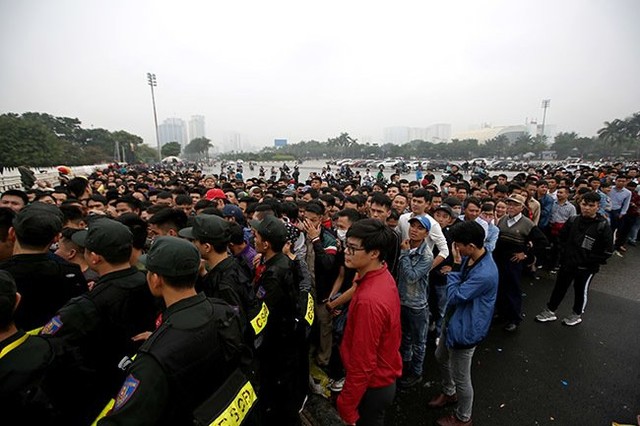 Cổ động viên xếp hàng ngập mặt, vé chợ đen tăng phi mã 10 lần ảnh 1 Cổ động viên xếp hàng ngập mặt, vé chợ đen tăng phi mã 10 lần ảnh 1