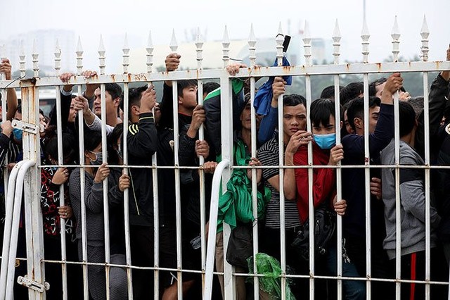 Cổ động viên xếp hàng ngập mặt, vé chợ đen tăng phi mã 10 lần ảnh 2 Cổ động viên xếp hàng ngập mặt, vé chợ đen tăng phi mã 10 lần ảnh 2