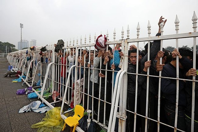 Cổ động viên xếp hàng ngập mặt, vé chợ đen tăng phi mã 10 lần ảnh 3 Cổ động viên xếp hàng ngập mặt, vé chợ đen tăng phi mã 10 lần ảnh 3