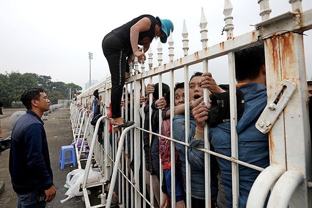 Cổ động viên xếp hàng ngập mặt, vé chợ đen tăng phi mã 10 lần ảnh 4 Cổ động viên xếp hàng ngập mặt, vé chợ đen tăng phi mã 10 lần ảnh 4