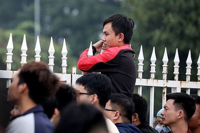 Cổ động viên xếp hàng ngập mặt, vé chợ đen tăng phi mã 10 lần ảnh 5 Cổ động viên xếp hàng ngập mặt, vé chợ đen tăng phi mã 10 lần ảnh 5