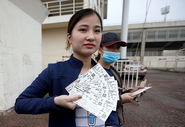 Cổ động viên xếp hàng ngập mặt, vé chợ đen tăng phi mã 10 lần ảnh 7 Cổ động viên xếp hàng ngập mặt, vé chợ đen tăng phi mã 10 lần ảnh 7