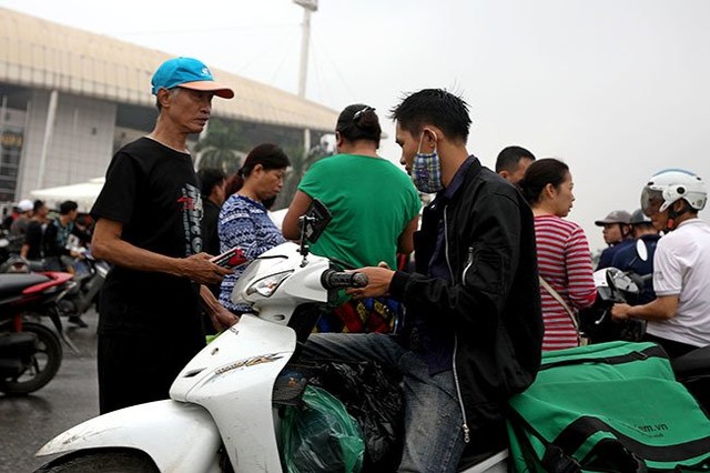 Cổ động viên xếp hàng ngập mặt, vé chợ đen tăng phi mã 10 lần ảnh 9 Cổ động viên xếp hàng ngập mặt, vé chợ đen tăng phi mã 10 lần ảnh 9