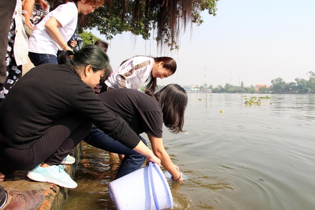 TP.HCM: Người dân tấp nập thả cá chép tiễn ông Công, ông Táo về trời ảnh 10 TP.HCM: Người dân tấp nập thả cá chép tiễn ông Công, ông Táo về trời ảnh 10