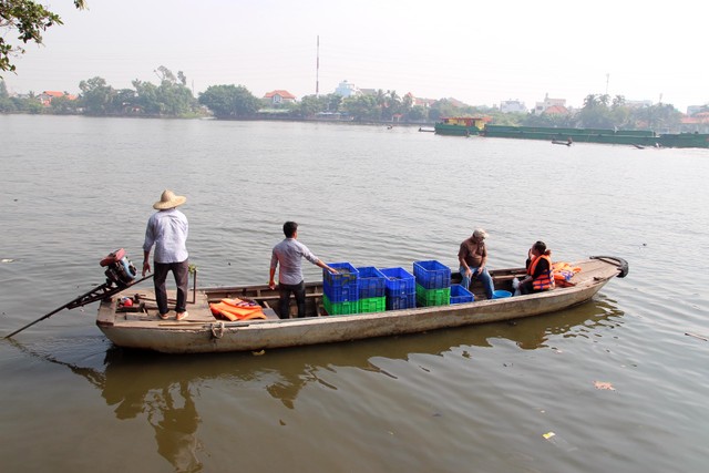 TP.HCM: Người dân tấp nập thả cá chép tiễn ông Công, ông Táo về trời ảnh 11 TP.HCM: Người dân tấp nập thả cá chép tiễn ông Công, ông Táo về trời ảnh 11