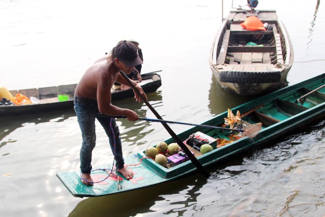 TP.HCM: Người dân tấp nập thả cá chép tiễn ông Công, ông Táo về trời ảnh 12 TP.HCM: Người dân tấp nập thả cá chép tiễn ông Công, ông Táo về trời ảnh 12