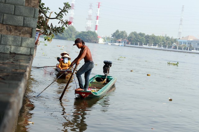 TP.HCM: Người dân tấp nập thả cá chép tiễn ông Công, ông Táo về trời ảnh 13 TP.HCM: Người dân tấp nập thả cá chép tiễn ông Công, ông Táo về trời ảnh 13