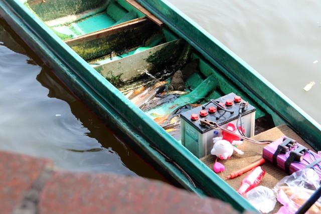 TP.HCM: Người dân tấp nập thả cá chép tiễn ông Công, ông Táo về trời ảnh 14 TP.HCM: Người dân tấp nập thả cá chép tiễn ông Công, ông Táo về trời ảnh 14