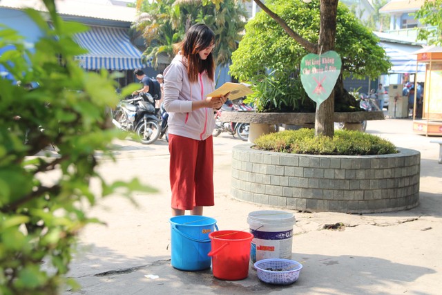 TP.HCM: Người dân tấp nập thả cá chép tiễn ông Công, ông Táo về trời ảnh 3 TP.HCM: Người dân tấp nập thả cá chép tiễn ông Công, ông Táo về trời ảnh 3