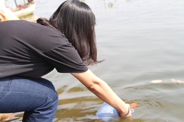 TP.HCM: Người dân tấp nập thả cá chép tiễn ông Công, ông Táo về trời ảnh 5 TP.HCM: Người dân tấp nập thả cá chép tiễn ông Công, ông Táo về trời ảnh 5