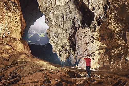 Khách Việt: 'Tắm trong hang Sơn Đoòng vẫn phải mặc đồ bảo hộ' ảnh 1