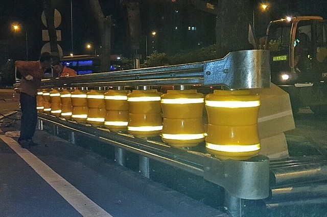 Hộ lan bánh xoay chống lật xe ảnh 6