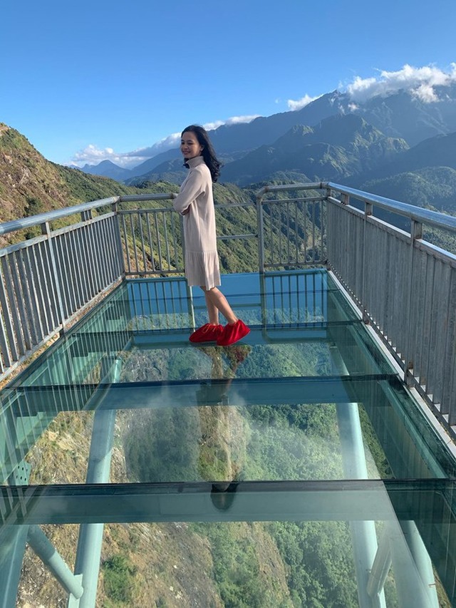 Du khách khoe ảnh check-in cầu kính mới khai trương gần Sa Pa ảnh 3