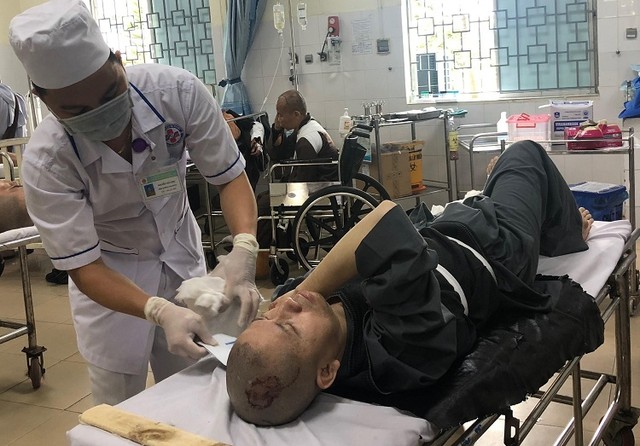 Ôtô chở 12 sư thầy tông xe container, hai người chết ảnh 2