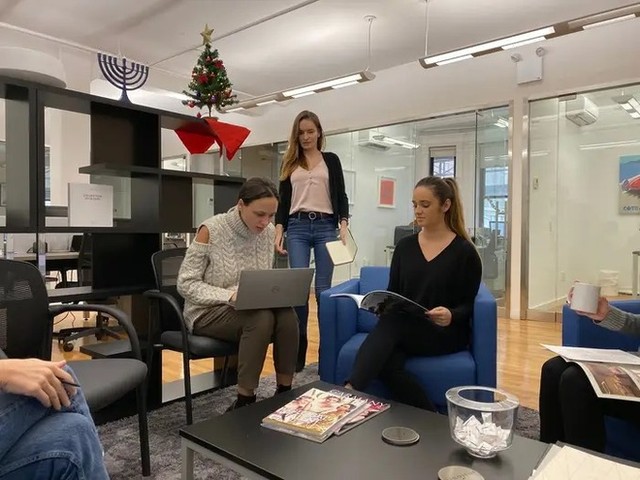 Một ngày làm việc của trợ lý nhà siêu giàu ảnh 2