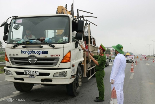 Hàng trăm người chen nhau xin giấy phép cho xe ra vào TP. Hải Phòng ảnh 1