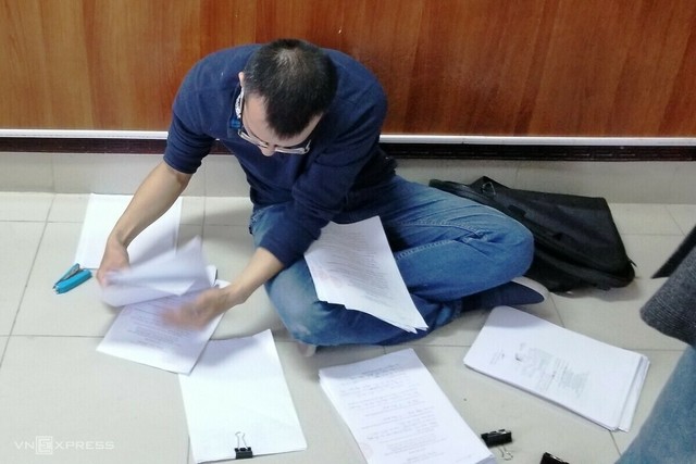 Hàng trăm người chen nhau xin giấy phép cho xe ra vào TP. Hải Phòng ảnh 2