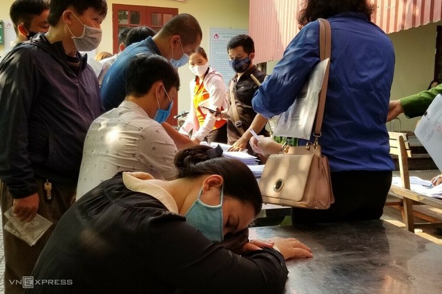 Hàng trăm người chen nhau xin giấy phép cho xe ra vào TP. Hải Phòng ảnh 3